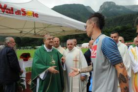 Marek con l'arcivescovo Sepe